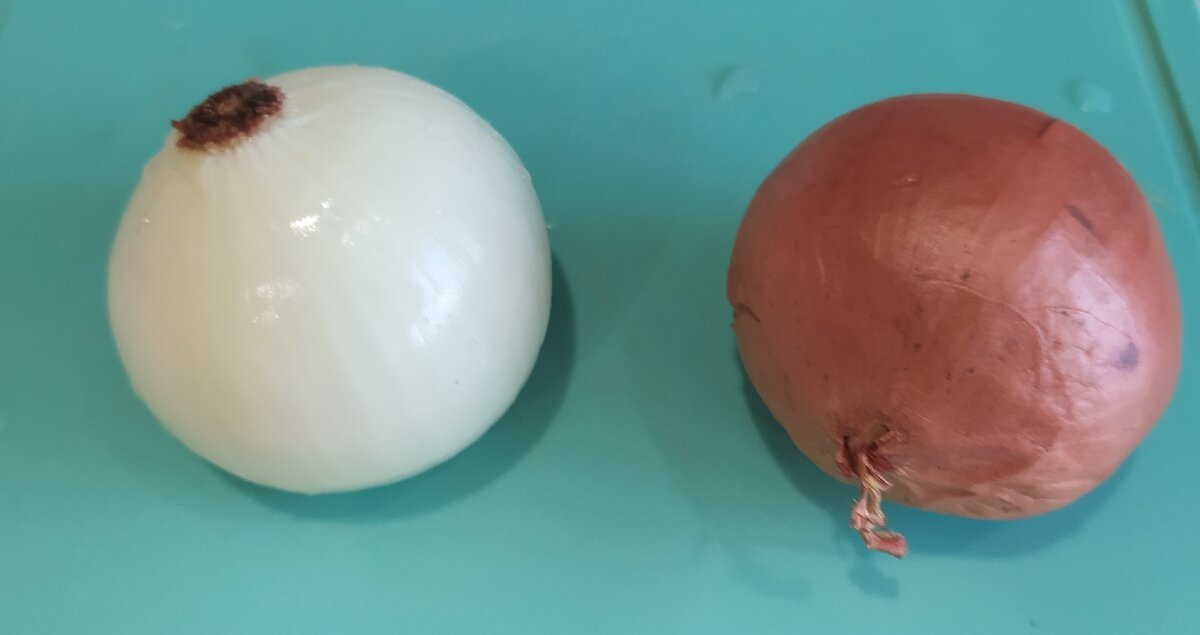 Чистим лук, корни не отрезаем.