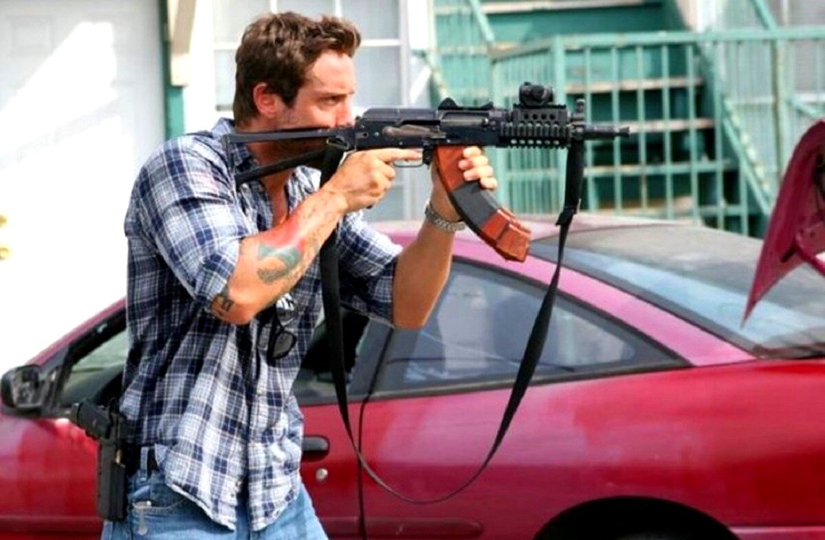 Участник первого "Форсажа" и "Падения Чёрного ястреба", Джонни Стронг не появлялся на большом экране аж 9 лет, а тут вдруг ка-а-ак выскочил! 