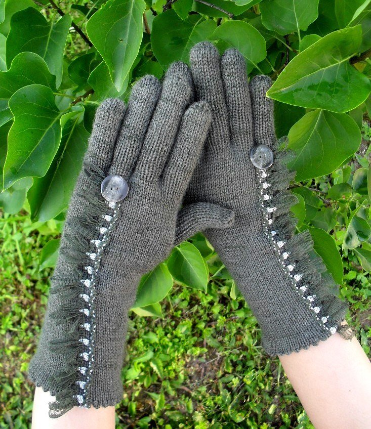 Мои эксперименты-перчатки с тесьмой и пуговицами.