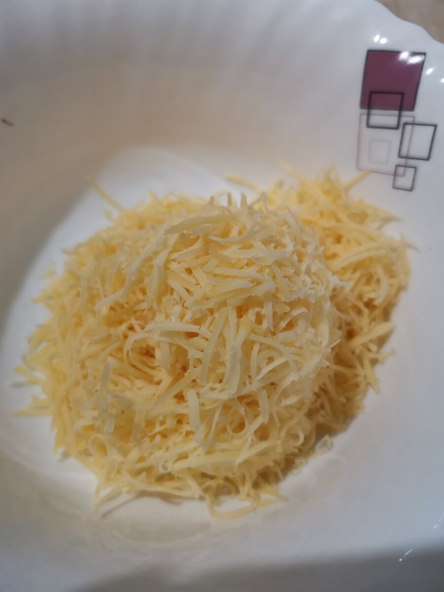 В тарелку натираем сыр 