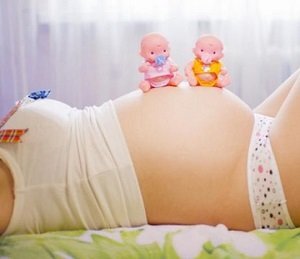 Все женщины очень опасаются пропустить такой важный эпизод, как отхождение вод, что не удивительно! Отхождение вод, это первое что происходит перед родами, дальше маму отправят в предродовое отделение, где она скоро увидит своего родного малыша!