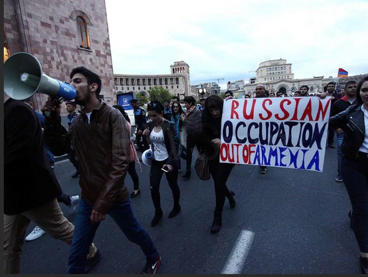 Нерезиденты армении. Протесты в Армении против России. Антироссийские митинги в Армении 2018. Митинги в Ереване против России. Россия оккупант в Армении.