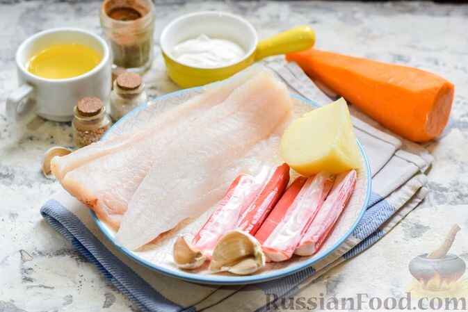 Подготовить все продукты по списку. 
Постарайтесь выбрать качественные крабовые палочки и сыр. 
Филе минтая и крабовые палочки заранее разморозить.