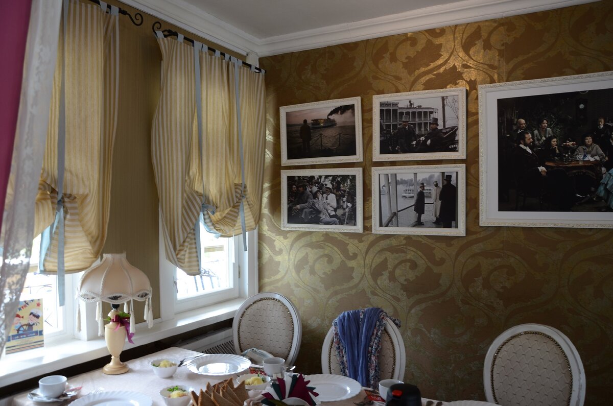 Ресторан "Старая пристань" в Костроме. На стенах - кадры из "Жестокого романса"