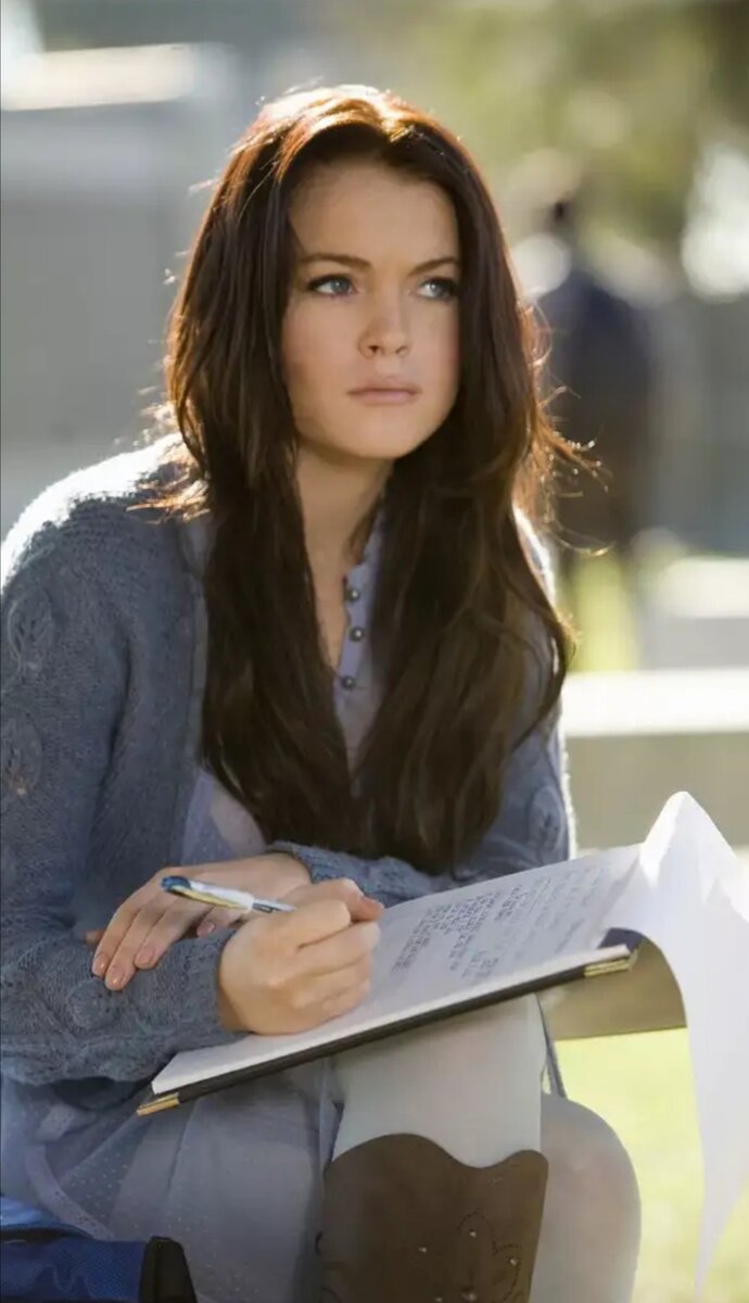 Одри Флеминг играет на фортепиано и пишет истории о потерянной сестре-близнеце