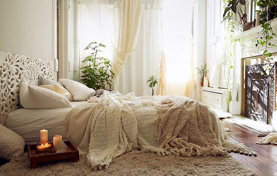 Полноценный сон – залог хорошего самочувствия и свежего внешнего вида, поэтому к выбору спальных принадлежностей нужно подойти обстоятельно. Но чтобы сохранить здоровье, недостаточно удобного матраса и ортопедических подушек, крайне важно приобрести и качественное постельное белье. Из какой ткани лучше покупать, стоит ли рассматривать синтетику или отдать предпочтение натуральным материалам? Ответы на эти вопросы вы найдете в нашей статье. 
