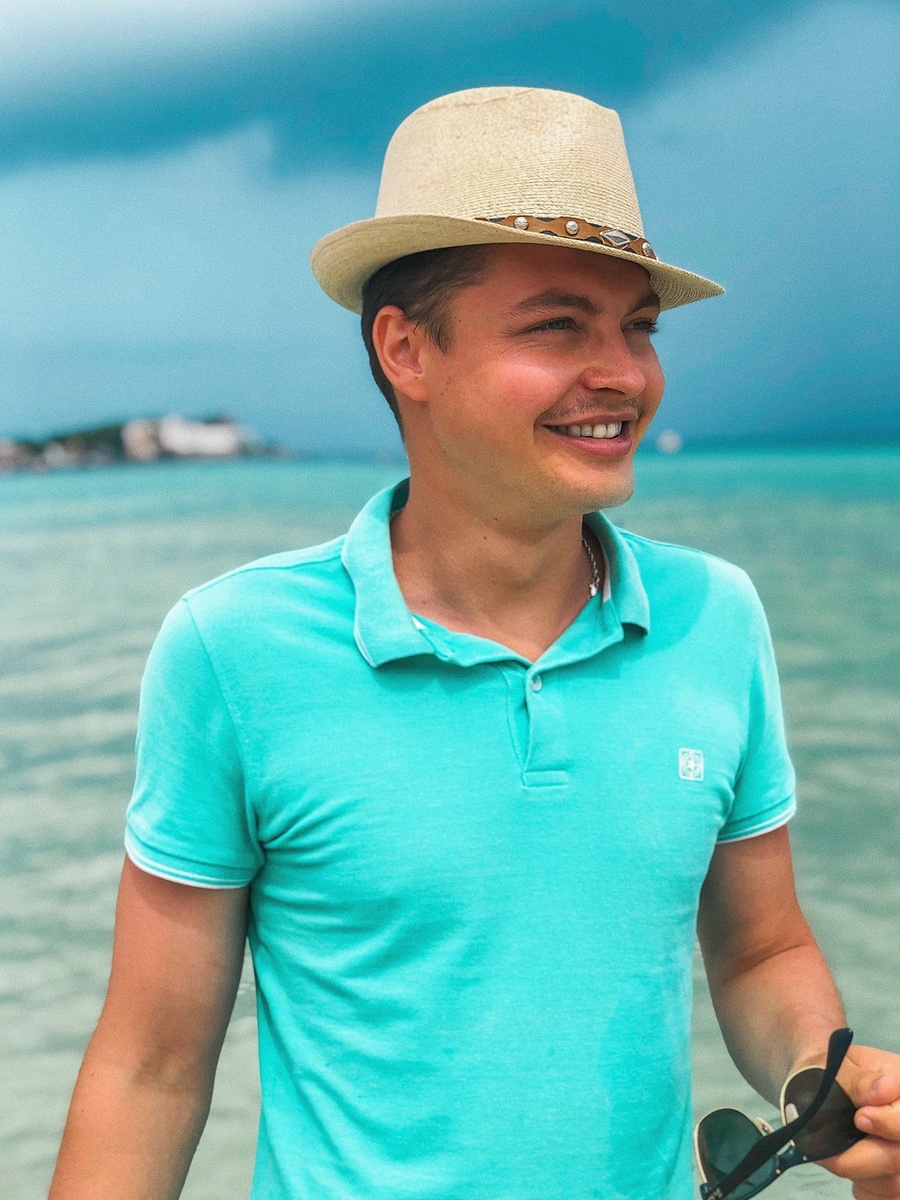 Какую еду вы бы выбрали, оказавшись на необитаемом острове? Данный опрос проводил профессор психологии Пенсильванского университета. А в результате он обнаружил, что только 7% людей выбрали пищу, которая действительно может предложить им достаточно калорий и всех питательных веществ, необходимых для долгосрочного выживания. Это не ростки люцерны (калорий почти не хватает): хот-доги и молочный шоколад. Эти два продукта животного происхождения (молоко в молочном шоколаде) содержат белок и жир, два необходимых питательных вещества, которых может не хватать в других продуктах. В целом, хот-доги обеспечат вас всеми необходимыми питательными веществами, достаточным количеством белка и более оптимальным аминокислотным балансом, что позволяет предположить, что они лучше всего подходят для выживания в течение года.
На представления людей о том, что составляет здоровую диету, сильно влияет психология. И поэтому люди разделяют еду на хорошую и плохую. Считается, что хорошая еда по своей природе низкокалорийная и богата питательными веществами. Плохая же пища считается с низким содержанием различных питательных веществ, высоким содержанием калорий и, вероятно, наполнена вредными для сердца вещами.
И тут образовывается небольшая проблема. Такое категоричное мышление может привести к отказу от продуктов, которые «вредны» в больших дозах, но необходимы в небольших количествах. Кроме того, в другом исследовании было обнаружено, что у одной национальности тот же шоколадный торт ассоциируется с чувством вины, тогда как у другой, французов, он ассоциируется с праздником. Демонизирующая пища может привести к чувству вины, одержимости едой (так называемой орторексии) и нездоровым пищевым привычкам.
Действительно ли классификация продуктов питания заставляет людей считать, что даже небольшое количество определенных продуктов вредно для здоровья? И для некоторых людей — это несомненно так.
Более четверти людей считает, что бессолевая диета лучше, чем щепотка соли каждый день, и почти треть, что обезжиренная диета полезнее для здоровья. Соль и жир являются неотъемлемой частью нашего рациона и в небольших количествах приносят пользу для здоровья. Тем не менее значительное меньшинство людей считает, что диета, полностью свободная от них, более здоровая, чем диета с их небольшим количествами.
Также было обнаружено, что почти половина испытуемых полагает, что 100 грамм шоколада содержит больше калорий, чем 500 грамм хлеба, а половина чайной ложки кукурузного масла содержит больше калорий, чем чайная ложка животного жира.
Такое смешение калорийности и количества потребляемых калорий предполагает, что большое количество людей действительно склонны считать, что «плохая» еда всегда содержит больше калорий, чем «хорошая», независимо от размера дозы.
Если вы думаете, что «хорошие» продукты по своей природе содержат меньше калорий, независимо от того, сколько вы едите, вы можете просто съесть больше калорий, чем вы думаете.
Питайтесь правильно и не давайте предрассудкам управлять насыщением вашего организма полезными веществами.
Ну и все это, конечно, должно быт в пределах нормы.