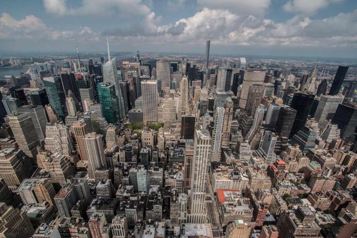 дубай люди. деловой костюм в оаэ. мужчина сидит спиной. владелец москоу сити. мужчина в кресле спиной.