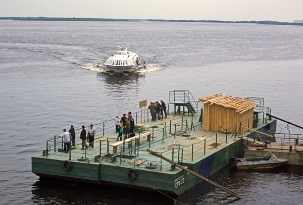 По Оби курсируют пассажирские суда на подводных крыльях. В качестве пристаней в посёлках обычно используются плавучие понтоны.