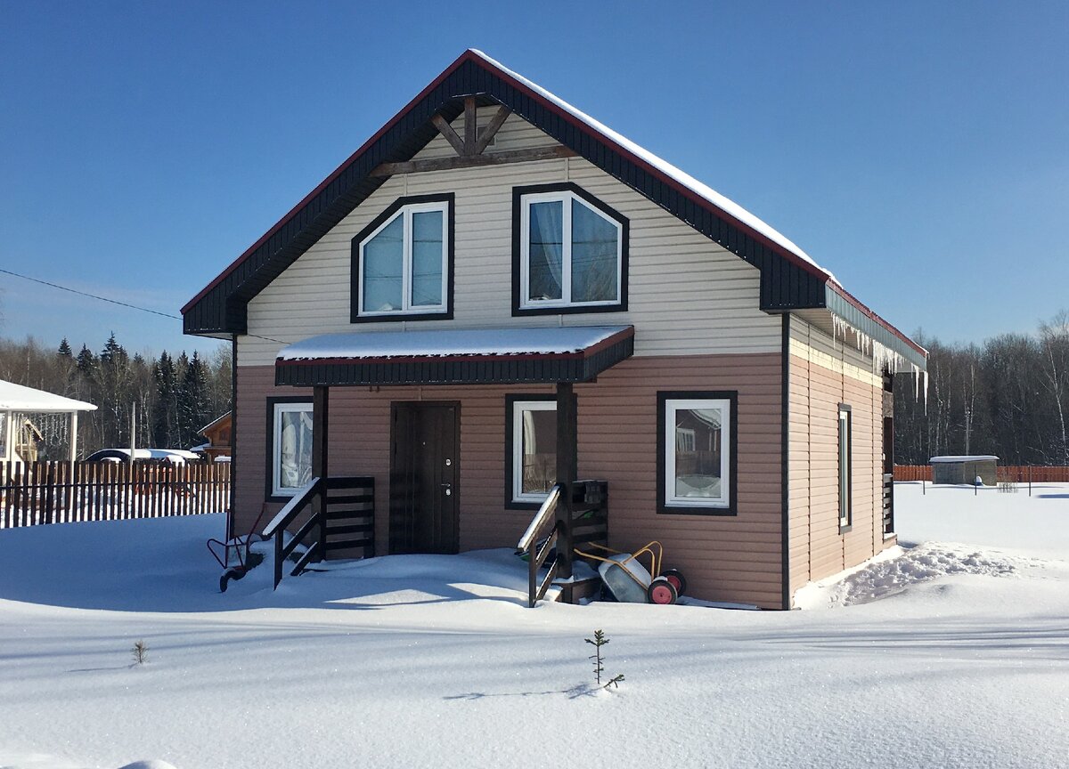 Деревянный дом обшитый сайдингом в нашем посёлке. 