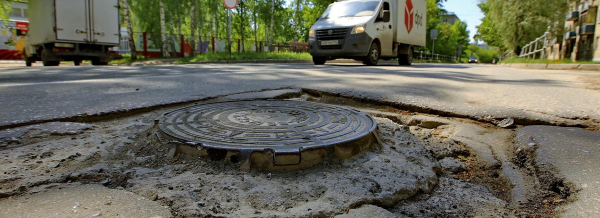 Открытый люк. Открытые люки на асфальте. Жалоба на открытые люки и. Открытый люк на дороге куда звонить. Увидел открытый люк