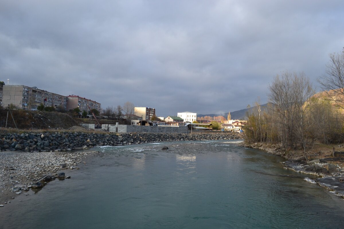 Кубань в городе Карачаевске (фото автора). См. галерею