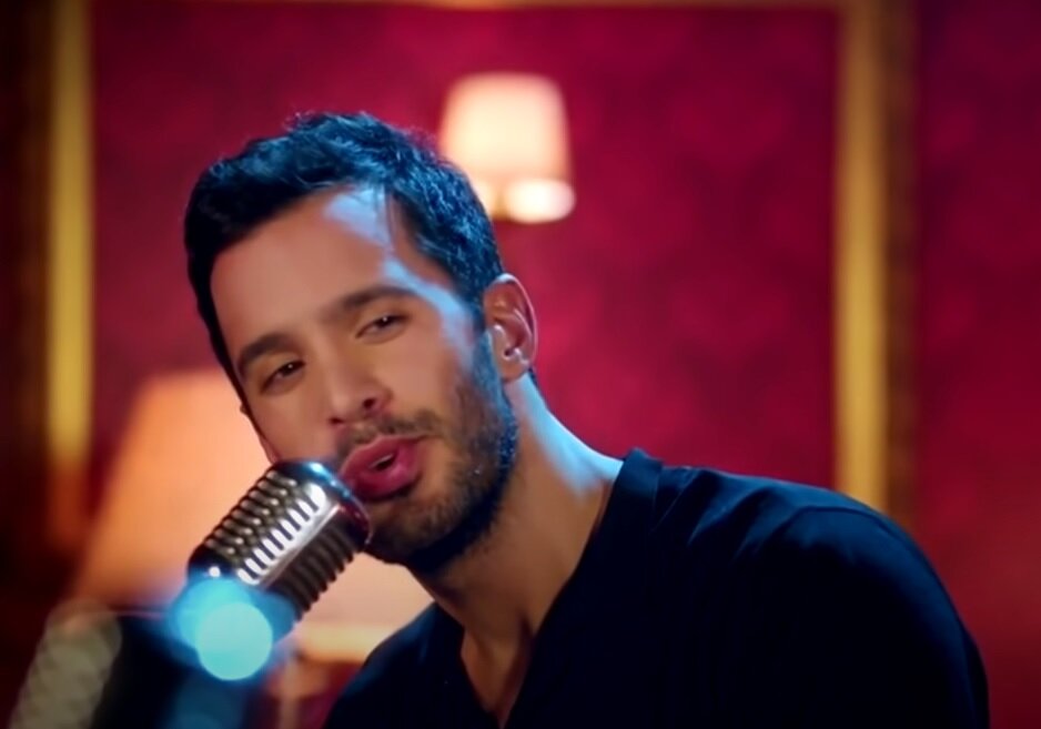 Барыш Ардуч в клипе на песню «Bu Su Hiç Durmaz»