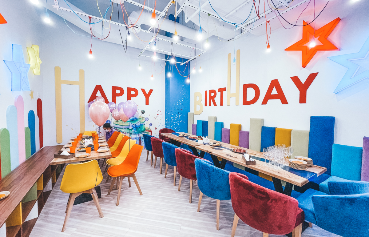 Мне больше всего понравился этот зал, но дочке, само собой, — зал «Холодное сердце», так что мы отмечали день рождения под наблюдением Эльзы