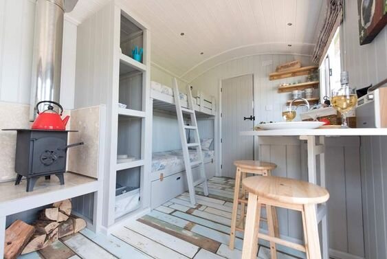 Из этих дачных бытовок сделали шедевры! 😍 Я бы уехала в такую жить на ...