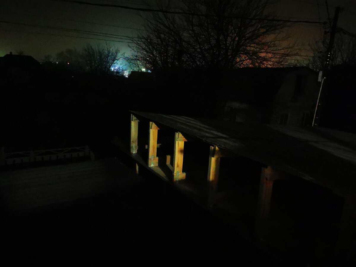 темнота. видны очертания соседского дома.