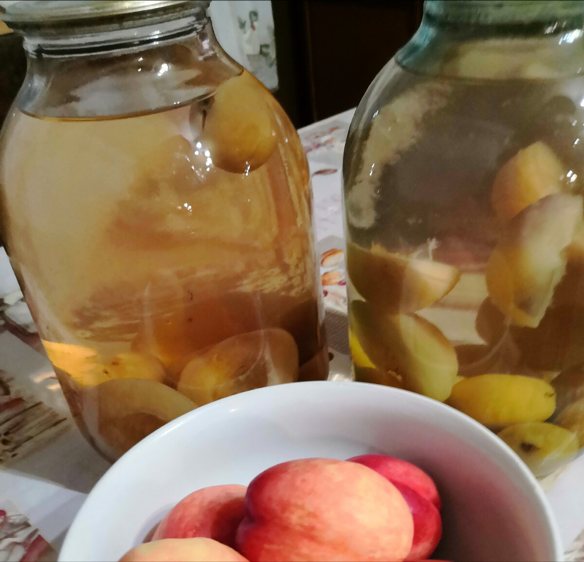  Делюсь своим любимым и проверенным рецептом компота на зиму. 
Ставим на огонь большую кастрюлю с водой, и пока она закипает моем банки, фрукты. 
Засыпаем фрукты в банки не меньше, чем на 1/3, можно больше, 
Добавляем 300 гр. (примерно полтора стакана) сахарного песка, заливаем кипятком. 
Металлические крышки также обдаем кипятком, закручивпем банку.
Затем баллончики нужно немного покатать по столу, либо перевернуть вверх-вниз, пока сахар не растворит1ся. 
Ставим баллоны вверх дном и укутываем в одеяло. 
Ждём сутки до полного остывания.
На фото компот из абрикос с нектаринами.
Еще из любимого: персик с апельсинами (на баллон 1/4 апельсина и шук 4-5 персиков). 


