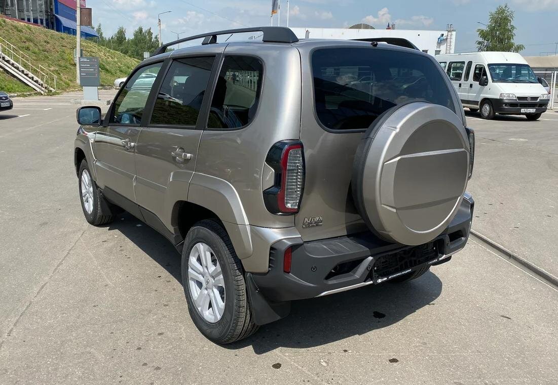 От прошлой Нивы (Шнивы) новый автомобиль отличается только обвесом и новой светотехникой. Но смотрится же! А задние фонари вообще выглядят и светят бесподобно