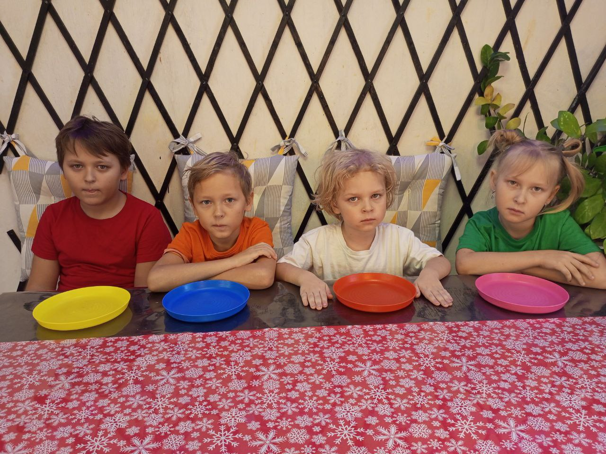 Тася любит розовый, Сёмин любимый цвет красный, Слава ест из жёлтой тарелки, а Макс из синей. 