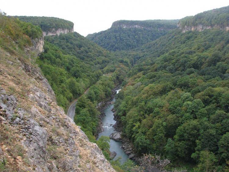 Горная река Белая течет с самой вершины Главного хребта Большого Кавказа.