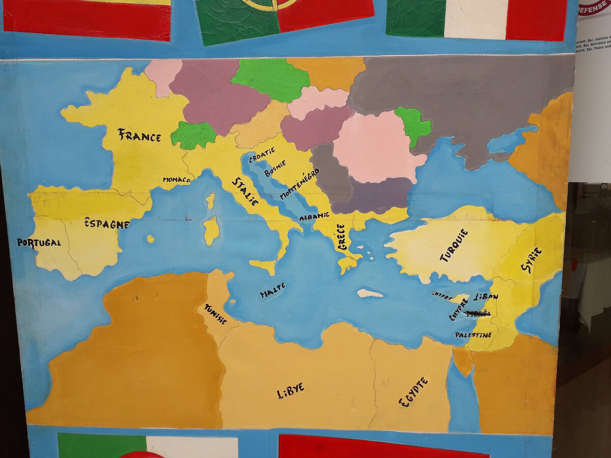 Карта в лобби отеля. Обратите внимание на дырку - она на месте Израиля.