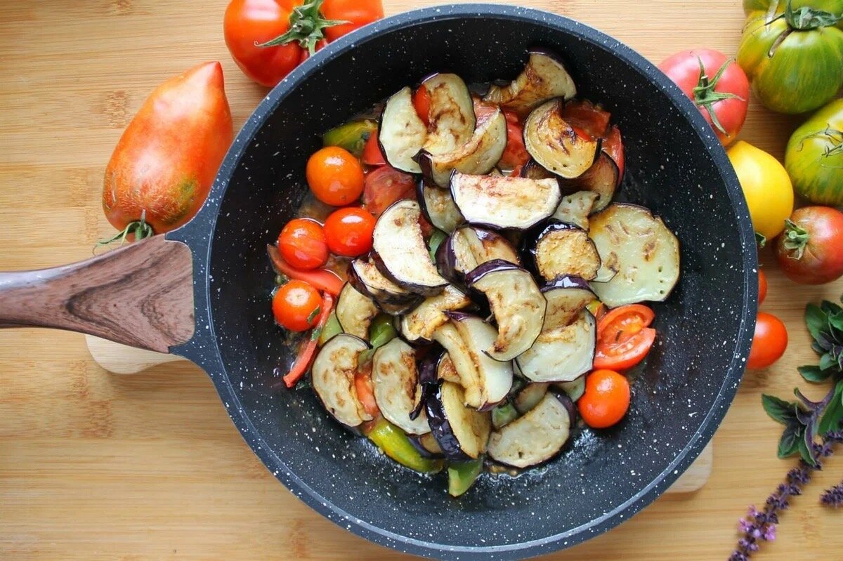 Баклажаны на сковороде с чесноком и помидорами 🍆 🍅 | Книга рецептов | Дзен