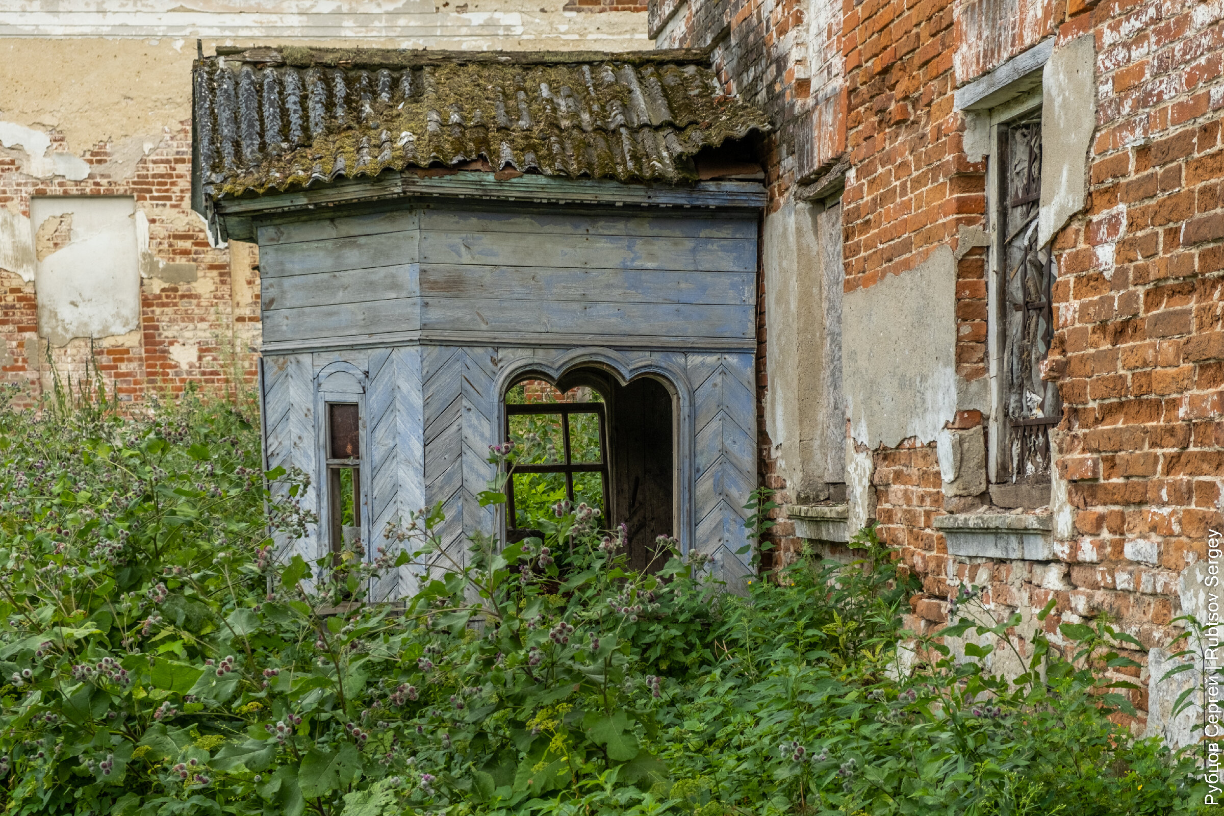 В заросшем парке стоит дом. Усадьба старое Зимино Рязанская область. Усадьба Желтухина старое Зимино. Старинные усадьбы Людиново. Старинная усадьба Хлыново.