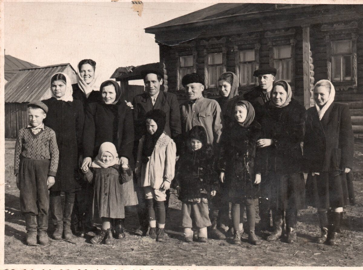 Вторая половина 1940-х годов. Село Ловцы. В гостях у людей, с кем служил вместе; они не раз спасали жизнь. Келин А.Е. — первый справа.