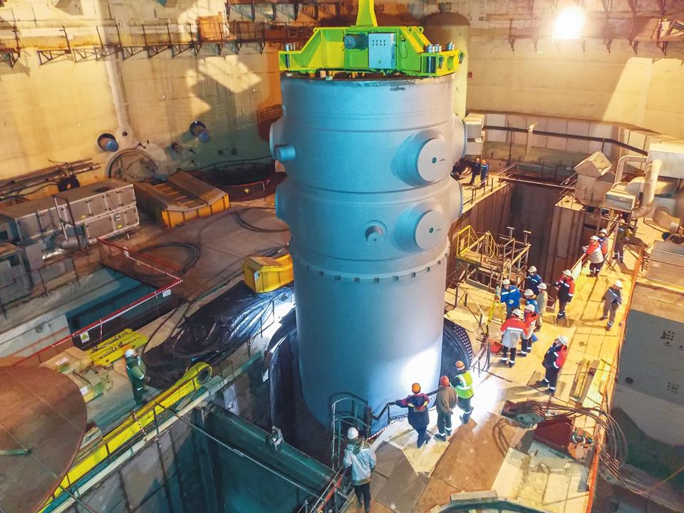 ввэр-1200 лаэс-2. монтаж аэс. монтаж купола лаэс 2. курск аэс стройка. перегрузочная машина ввэр-1200.