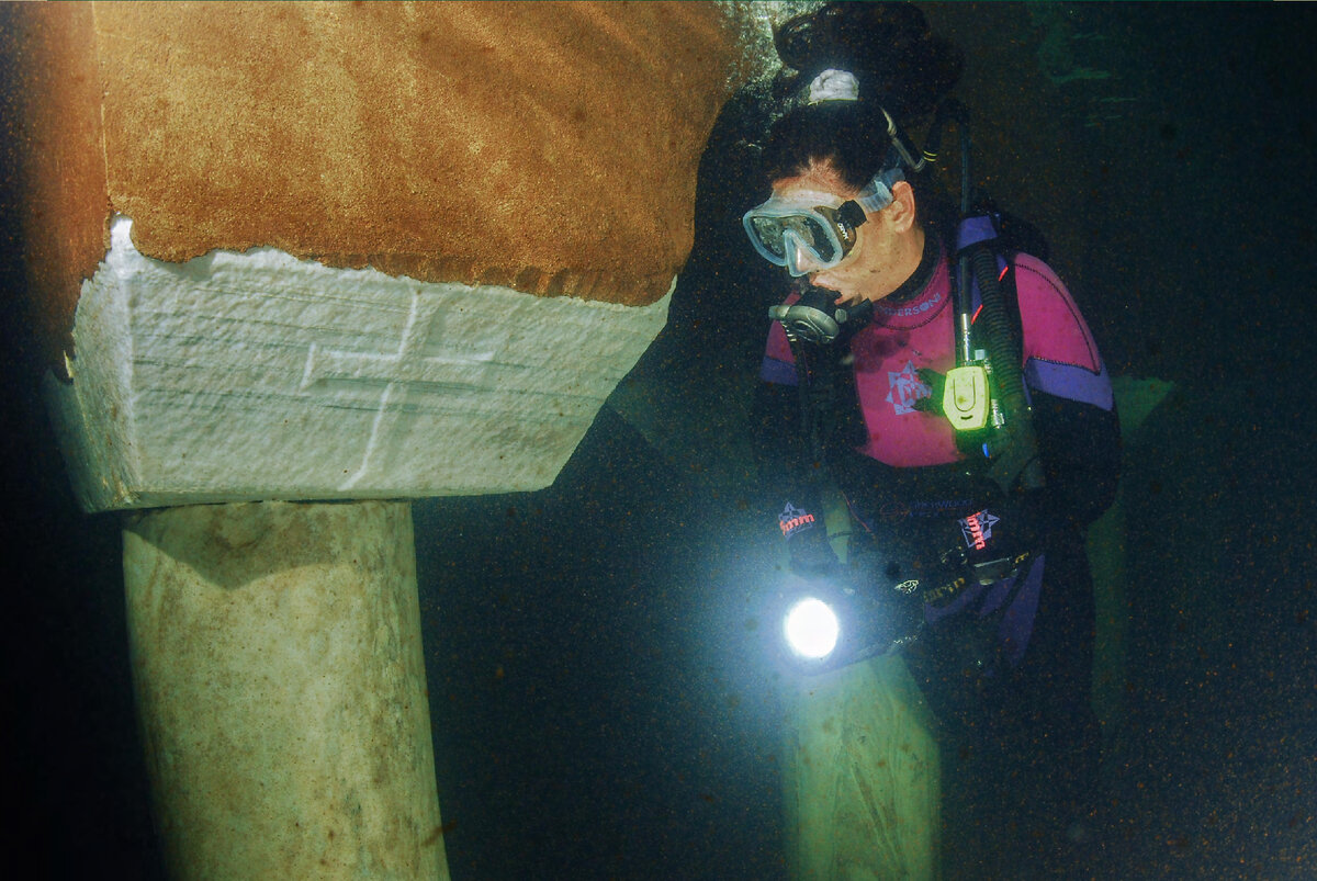 Σε μια στέρνα κάτω από την αυλή του παλατιού Τοπ Καπί. Εδώ οδηγεί ένα από τα τούνελ που ανακαλύφθηκαν κάτω από την Αγία Σοφία