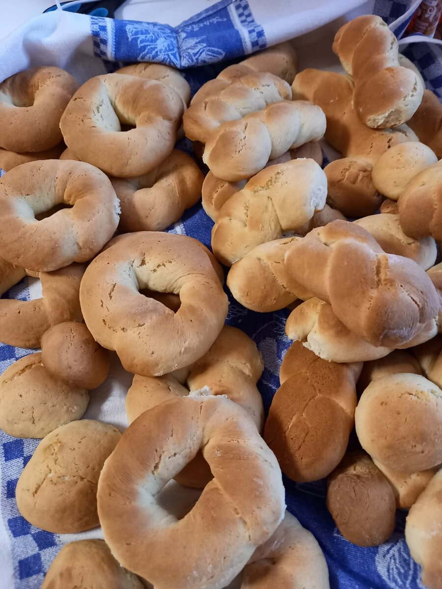 домашние калачики, вкус знакомый с детства...Мама напекла)