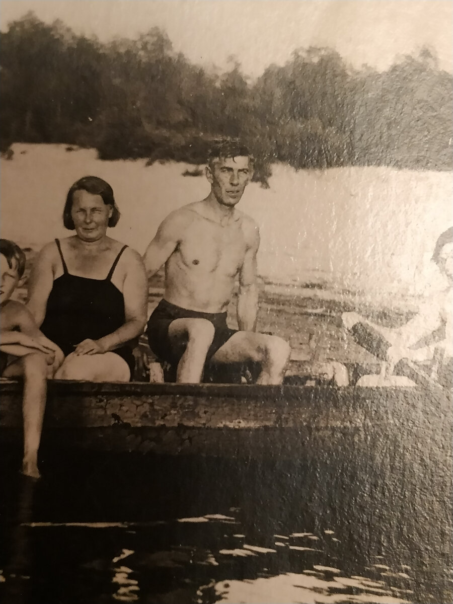 Никополь. 1937 год за несколько дней до ареста . Бабушка с мужем  Шерер Эдуардом Яковлевичем.  Последнее фото счастливой семьи.