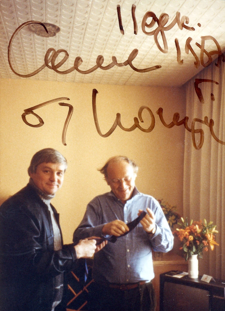 Фотография, сделанная во время получения подарка. Сверху — автограф И. Бродского. Фото из Интернета.