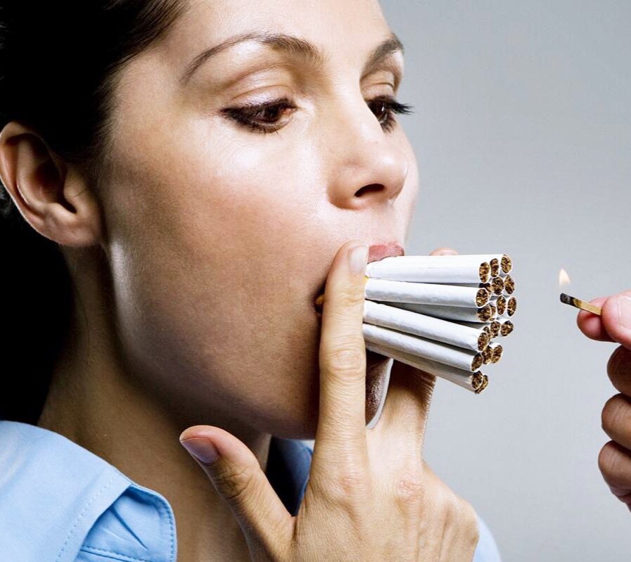 Я не курю уже два месяца, и я в восторге от того, что знаю, как отказаться от сигарет без каких-либо таблеток айкоса и ничего не используя. Все дело в моей голове. А если убедить себя в правильности мыслей, то отказ происходит легко, быстро раз и навсегда. Я говорю, как я это рассказываю
Первый. Тебе не нужно ни от чего отказываться. Потому что бросить курить - это весь цикл курильщиков. Курильщик бросает курить от сигарет до сигарет каждый день из месяца в месяц во время курения. Я выпил по одной пачке двадцать раз в день, бросил курить. Но мне надоело уходить, и я понял, как именно я думал. И если я смогу убедить себя, что бросил и бросил курить, я смогу навсегда забыть о сигаретах. Во-вторых, медленно, но верно каждый день, убеждая себя в необратимости моего решения, я уменьшал количество сигарет, которые курил раз в неделю, пока не достигал пяти в день.  
И через два месяца я понял, что могу попробовать потушить последнюю сигарету. 
В-третьих, прежде чем я потушил последнюю сигарету, я сказал себе, что бросил курить, чтобы вернуться к здоровому образу жизни, насладиться жизнью и сравнить изменения, которые происходят каждый день в моей жизни. 
В-четвертых, после того, как я потушил последнюю сигарету, я знал, что никотиновая зависимость прошла через три дня, и я сказал себе, что это поболеет ОРВИ, и все пройдет. Так и получилось. А через три дня начались исследования психологической зависимости. Каждый день, тридцать сорок раз в течение двух недель, я повторял себе мантру, что был прав, я сделал правильный выбор. Бросить курить - единственное средство для меня и для всех курильщиков. И я не пожалею, что курил 20 лет, потому что у меня нет машины времени, и я не могу вернуться и изменить ее, но я могу изменить свое будущее. То есть влиять на будущее и преимущества отказа от курения в сто раз больше, чем волнение от курения.
Так бывает в двух словах. Бросить курить - это не цель, это средство. Цель - ряд причин, по которым как здоровье, так и деньги и свободное время можно использовать по мере необходимости. Мир, погруженный в мир, в котором я больше не хочу возвращаться к сигаретам. Я отказываюсь курить каждый день, и этот процесс становится все лучше и лучше. Они делают отжимания каждый день. Чем дольше, тем больше и лучше работает техника. Вот почему это работает. Жаль, что трудно добраться до каждого курильщика, потому что, во-первых, они блокируют одни и те же табачные компании, помещая страшилки в пакеты вместо мотивационных разговоров, положительно реагируя на курильщиков, чтобы бросить курить, пытаясь напугать их всеми фактами, осознавая, что они боятся болезней, связанных со страхом. они курят еще больше. Думаю, это было сделано специально. Я прекрасно понимаю, что они хотят сократить деньги и должны как-то объяснить рост цен, поэтому они смешивают страшилки с пачками сигарет. Но на самом деле бросить курить реально. Только тот, у кого голова работает, и у него все получится...