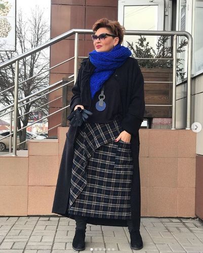12 зимних образов с длинной юбкой для женщин 50-60 лет