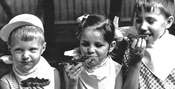 Дети  в СССР едят бутерброды с черной икрой.