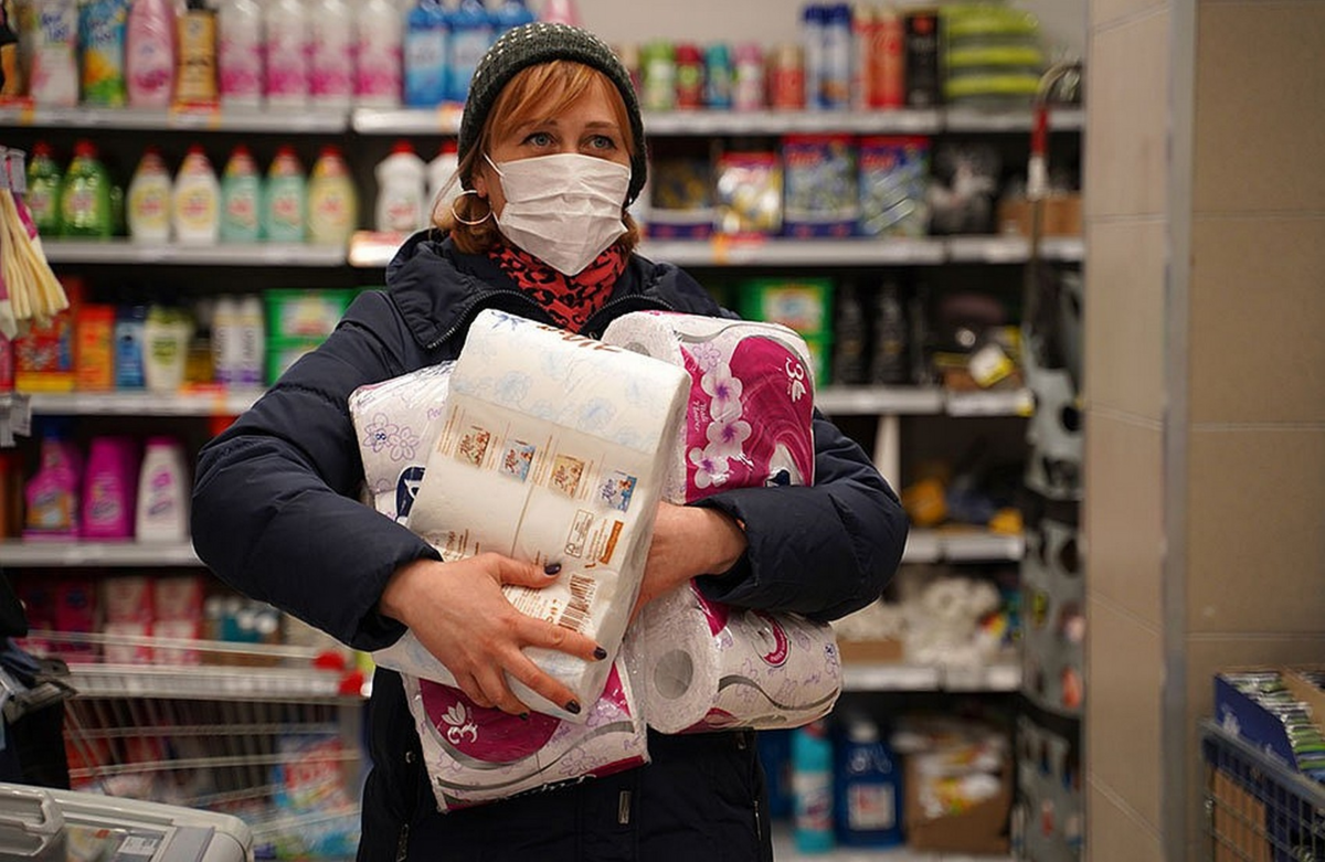 Жалко купить. Люди в магазине. Покупатель в магазине. Люди в масках в магазине. Люди в медицинских масках в магазине.