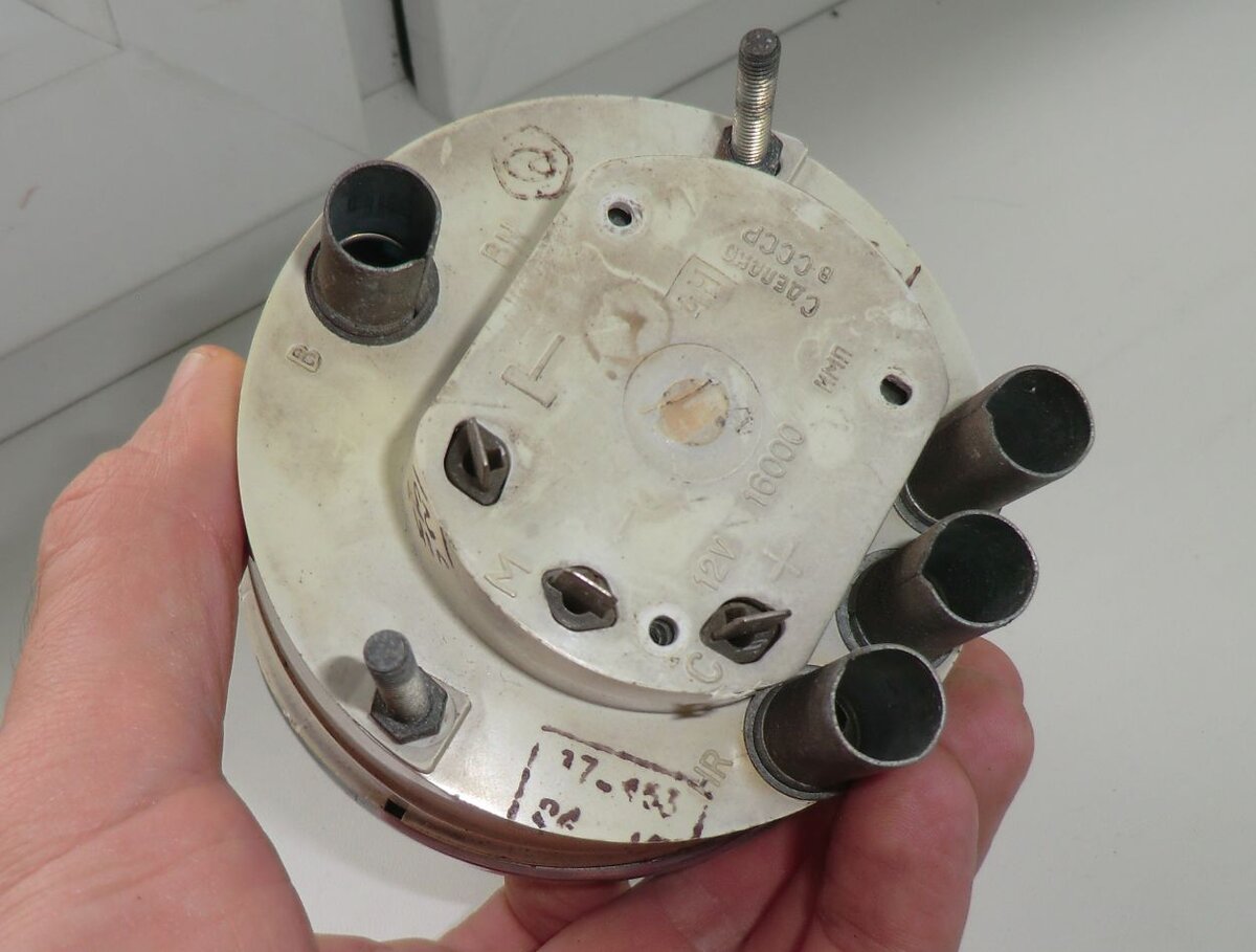 Приспособления выпаивать микросхемы. Радиосвязь демонтаж. Предохранитель впаиваемый в плату. Компьютерный мастер. Разбор отечественные.