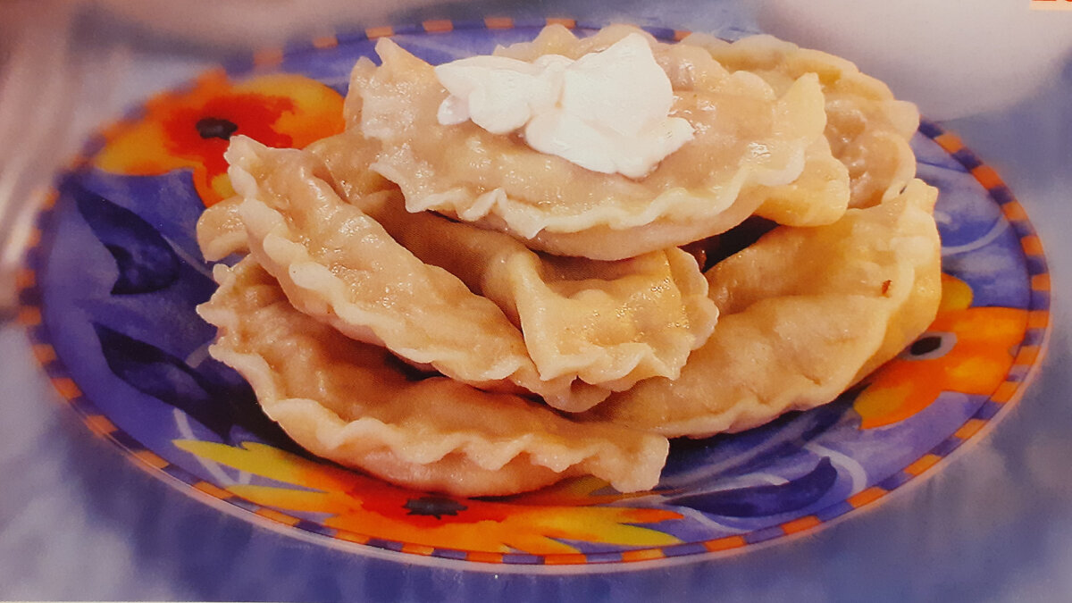 Ели вареники. Вареники на овсяной муке. Пельмешки с творогом с кукурузной муки. Рецепт ленивых вареников с гречневой муки. Вареник женщины с Кавказа.