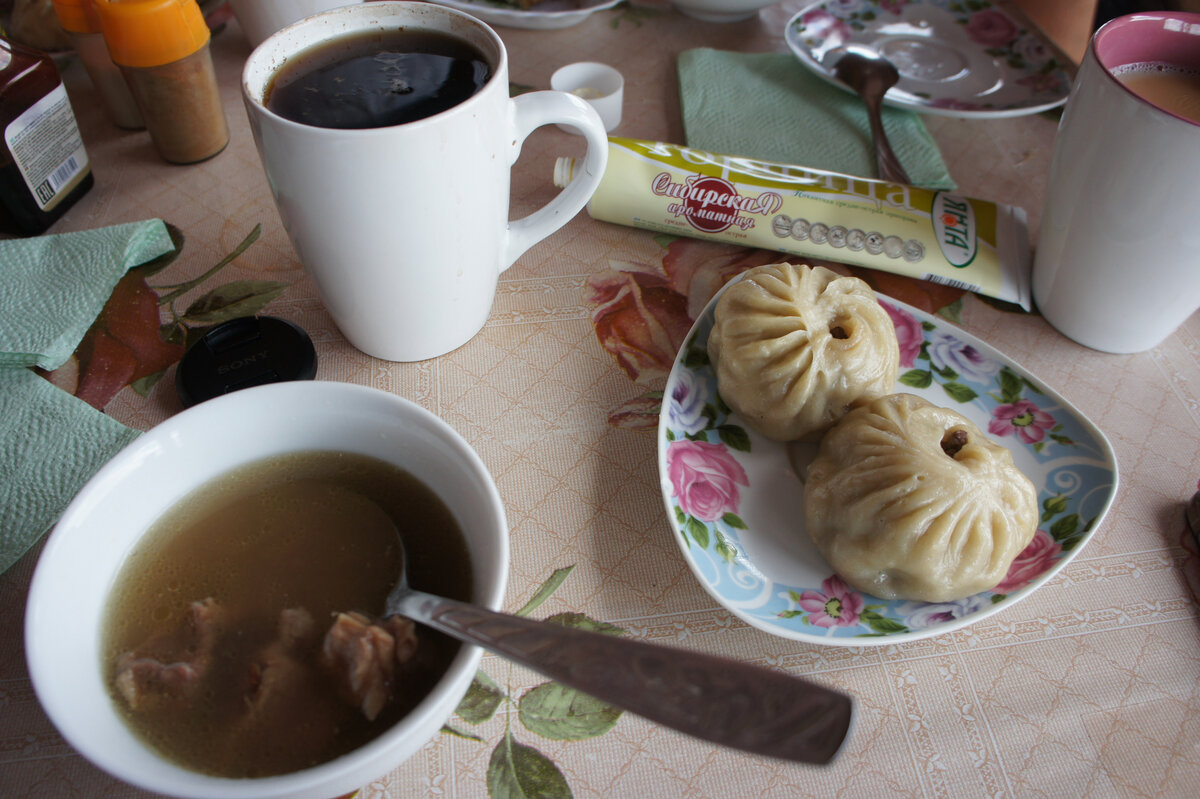 Бурятский обед: суп-бухлёр с мясом, буузы и таёжный чай (кафе «Тажераны», Иркутская область) >>