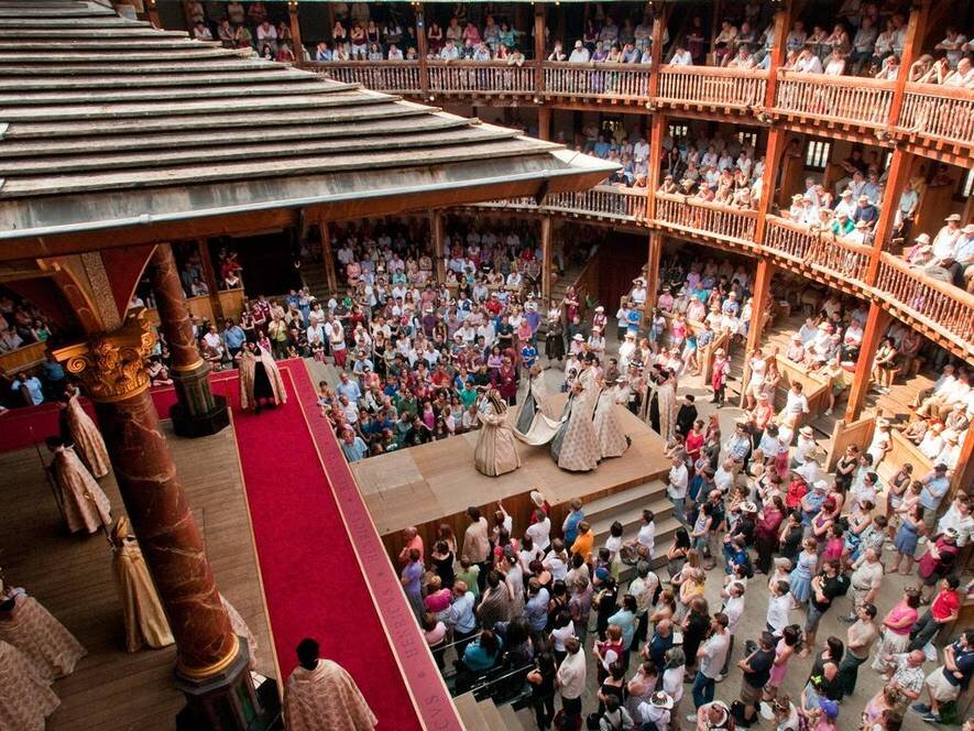 Театр Globe в Лондоне (основан в 1599 году). Зрители одеты очень буднично (фото: smapse.com)