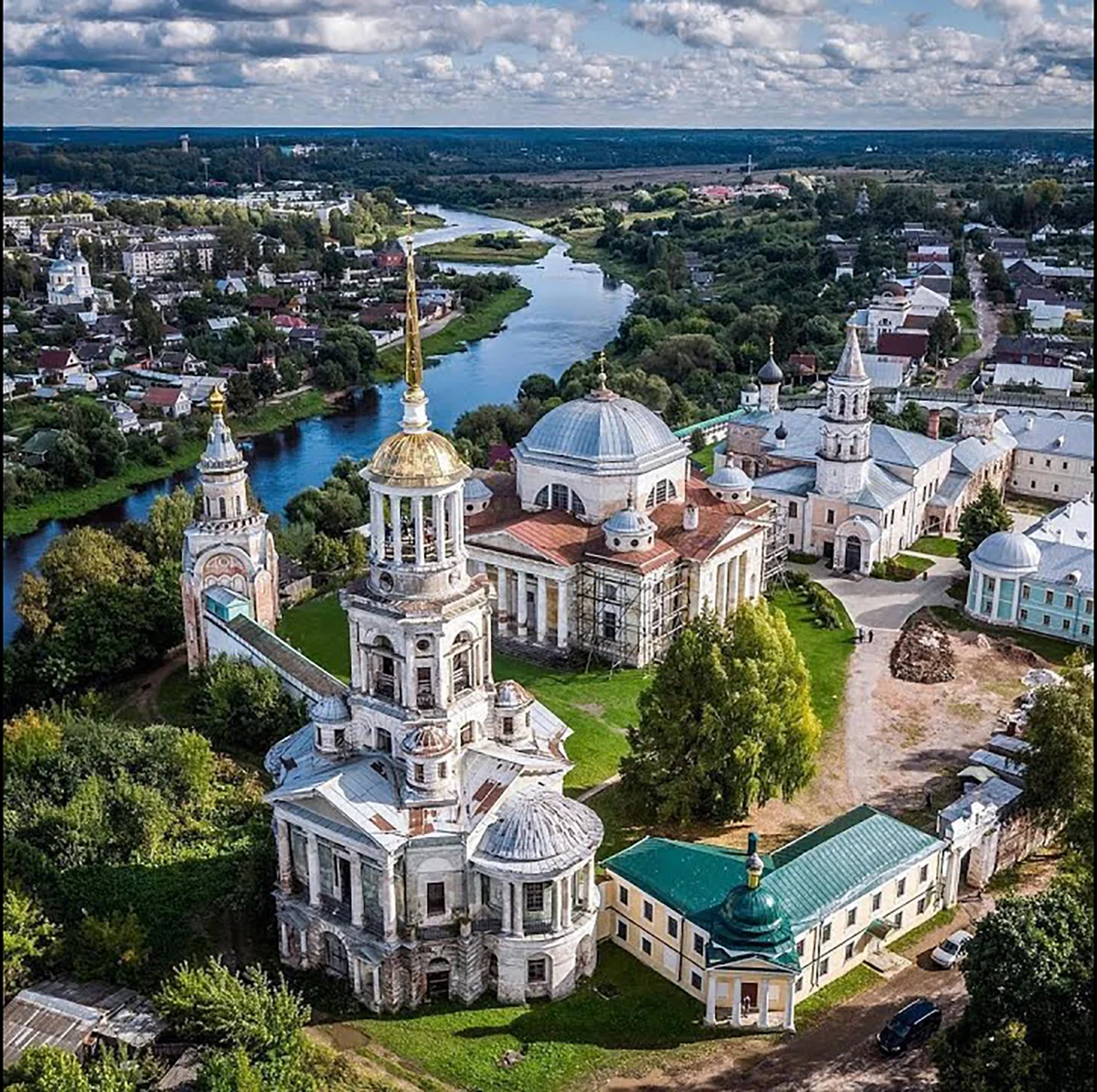 Лучшее в твери. Борисоглебский монастырь Тверская область. Торжок. Город Торжок Тверская область. Борисоглебский монастырь г. Торжок..