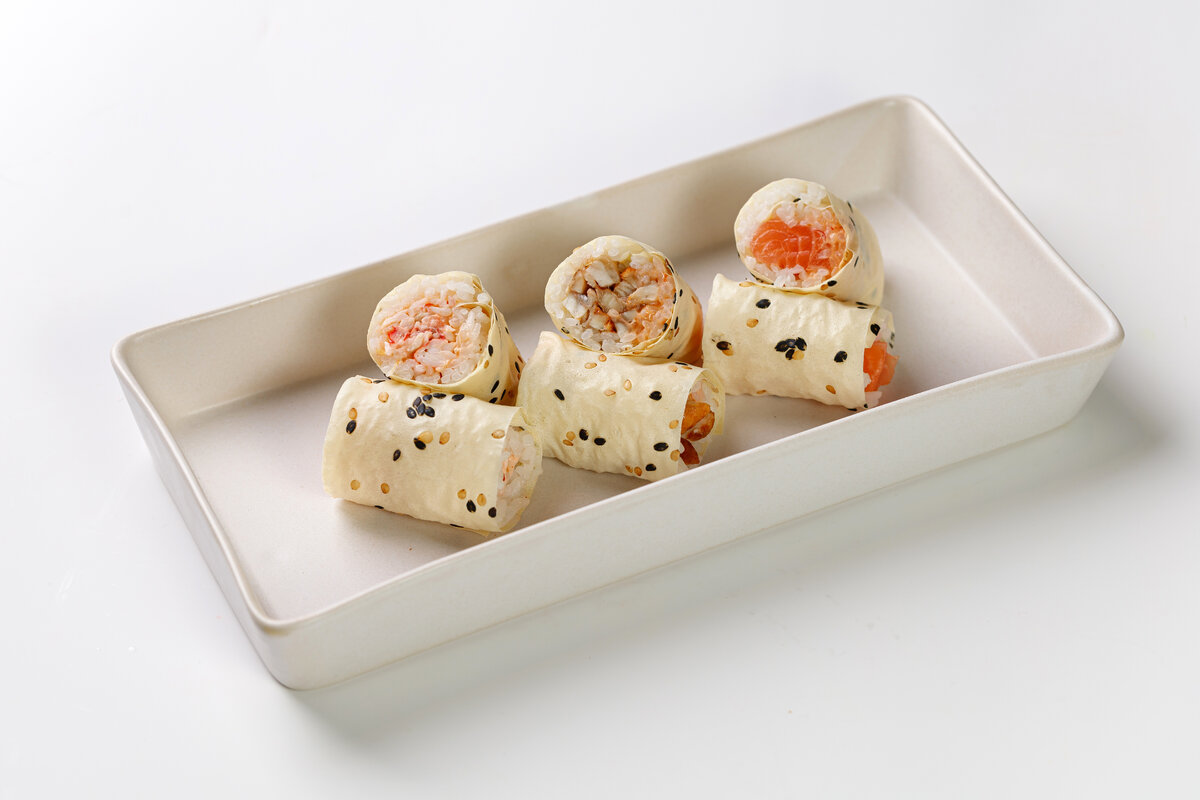 Hand roll в соевой бумаге маменори – ассорти со сладкой креветкой, угрем и лососем.
