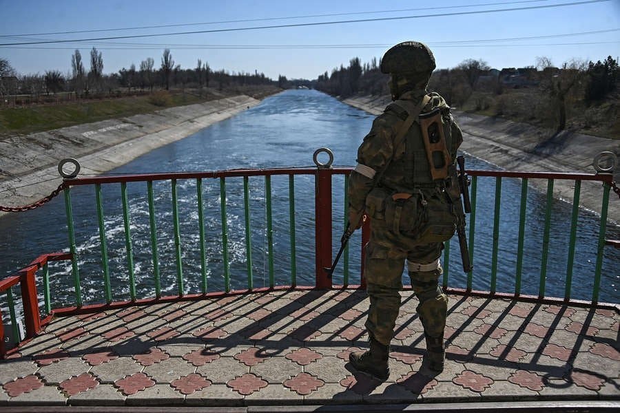 Военнослужащий ВС РФ в районе Каховской ГЭС в Херсонской области. Источник: t.me/ukraina_ru