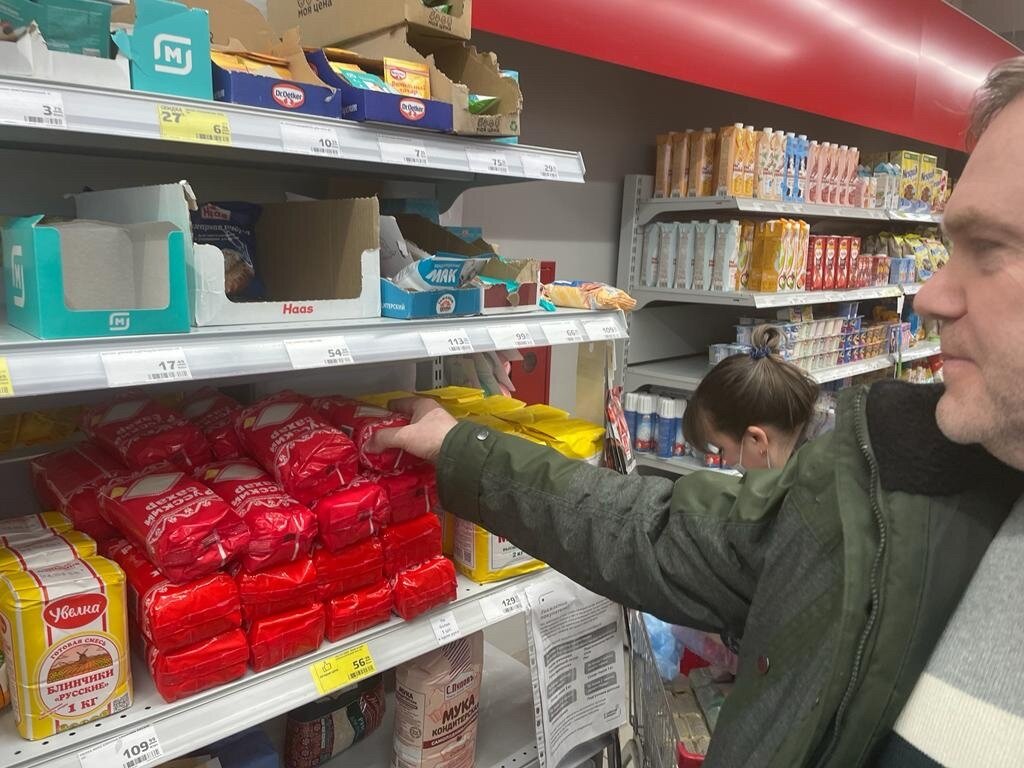 Дефицит продуктов. Магазин нет. Магазинные полки. Чего нет в магазинах. Промо акции в магазине.