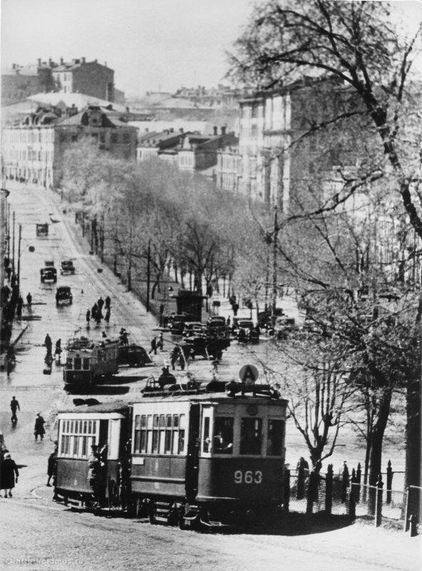 На фото «Аннушка» карабкается по Бульварному кольцу от Трубной площади