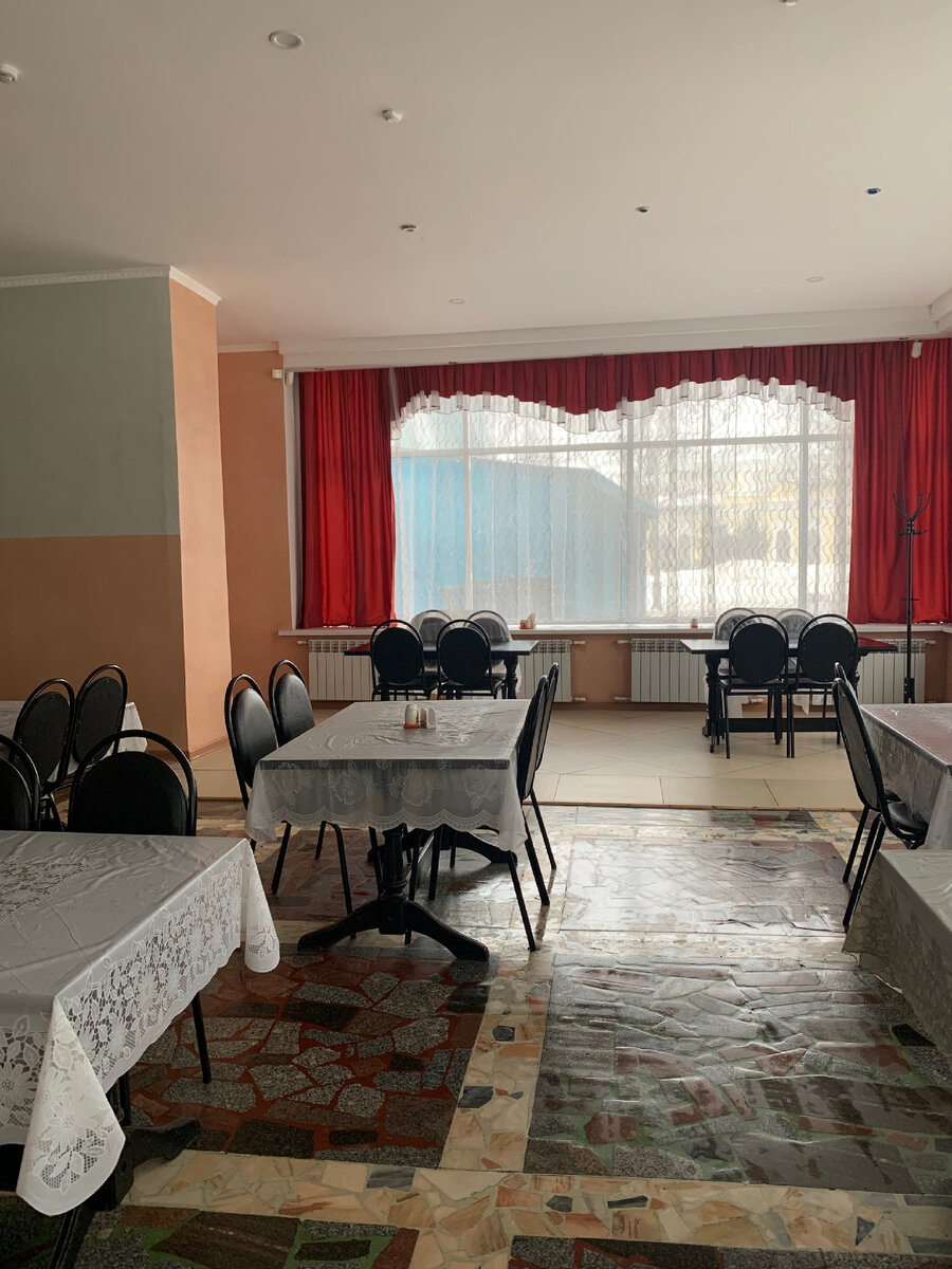 Если бы не стулья, можно было представить себя в советской столовой