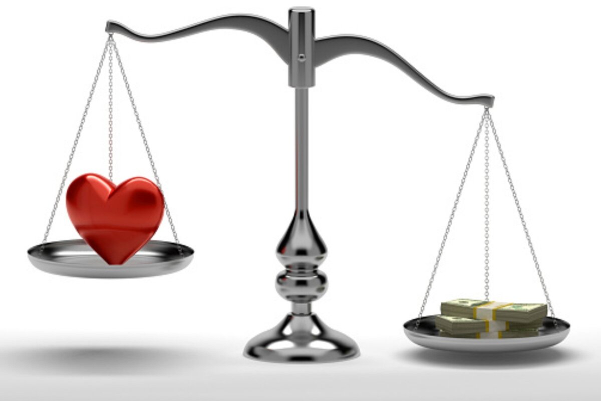 Код богатства весы. Весы деньги и любовь. Любовь и деньги на весах. Весы с деньгами и сердцем. Сердце и деньги на весах.