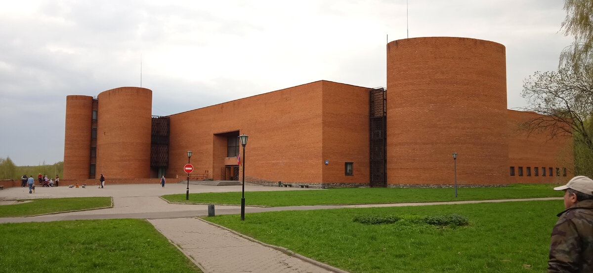 Здание музея: мрачноватенько