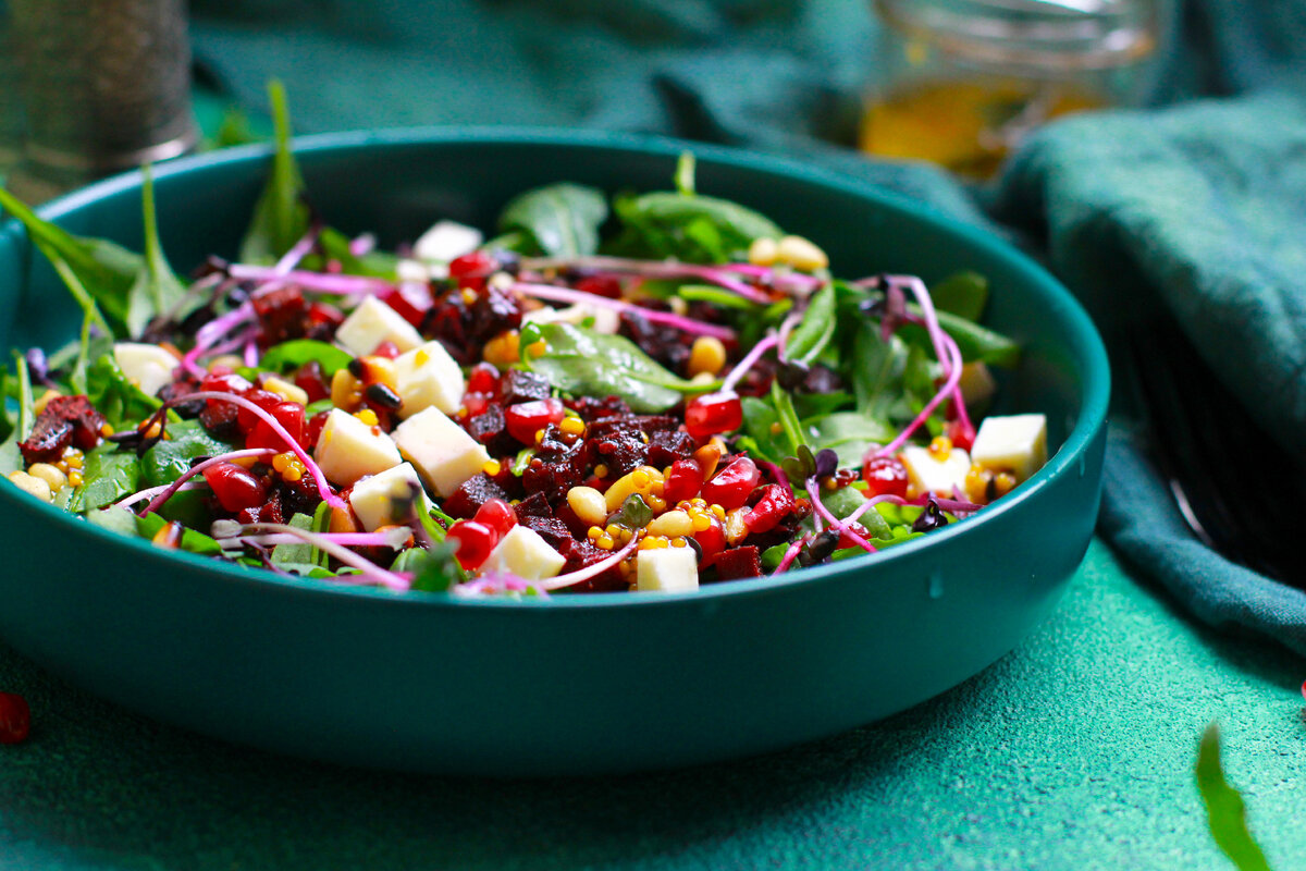 Салат из свеклы с фетой, гранатом, рукколой и кедровыми орешками от Елены Некрасовой. Рецепт и еще много классных идей ищите на ее ТГ-канале. Кто ждал рецепта низкоуглеводных пирожков - они уже там: https://t.me/urbanistka_vl